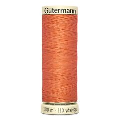 filo Sew-all color salmone 895 di Gutermann