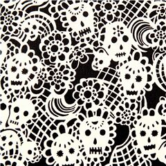 Tissu noir coton avec des napperons t�tes de mort en sucre blanc coupon (coupon)