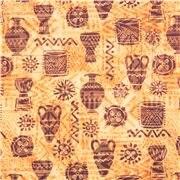 Cer&aacute;mica marr&oacute;n con motivos africanos en tela de algod&oacute;n naranja