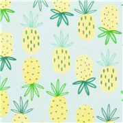 tela de fruta tropical con pi&ntilde;as amarillas en algod&oacute;n azul claro