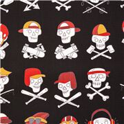 Tela negra de calaveras deportistas con gorras bate pat&iacute;n huesos
