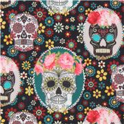 Tela gris oscuro con calaveras y flores de colores