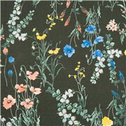 Tela de batista japonesa floral verde con flores silvestres de prado