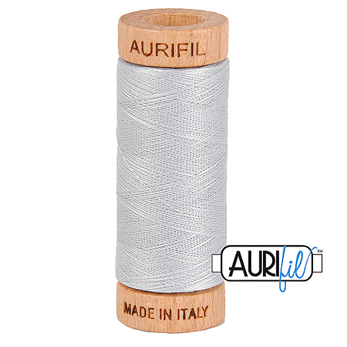 Fil De Coton 80wt Petite Bobine Gris Colombe 2600 par Aurifil