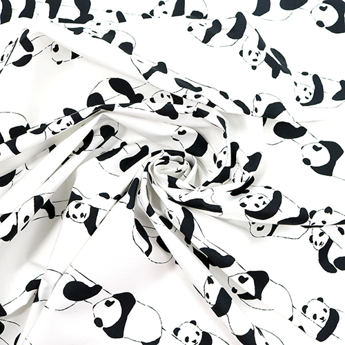 Monochromer Pandabär klettert auf Bäume 2