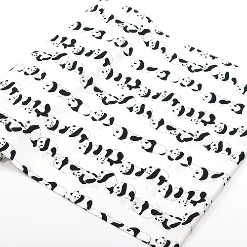 Monochromer Pandabär klettert auf Bäume 3