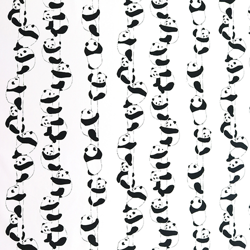 Monochromer Pandabär klettert auf Bäume 4