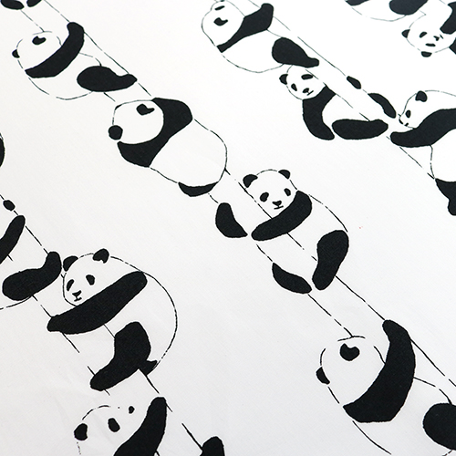 Monochromer Pandabär klettert auf Bäume 5