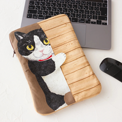 Chats Regardant � Travers La Porte Avec Panneau Marron 2