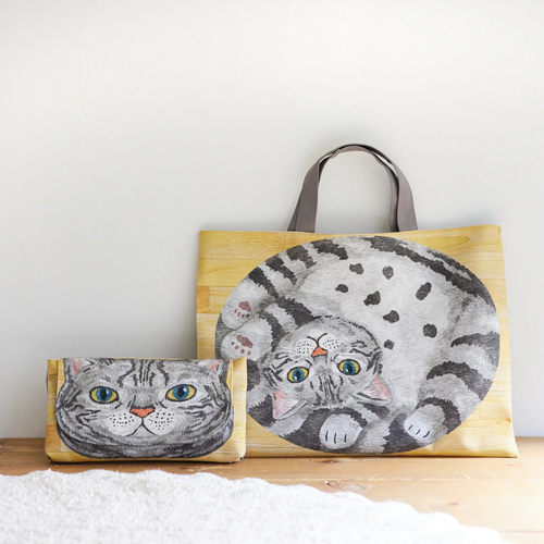 Gatos Maru Acurrucados Sobre Panel De Madera 2