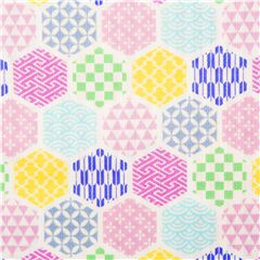 Tissu Dobby avec des hexagones pastel et multicolores aux motifs traditionnels Tissu par Japanese Indie
