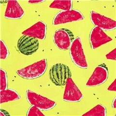 Tissu japonais vert avec des pastques rouges en train de tomber Tissu par Japanese Indie