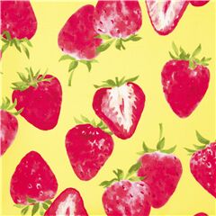 Tissu japonais jaune avec des fraises rouges en train de tomber Tissu par Japanese Indie