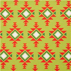 Tissu en coton vert avec des losanges et des triangles orange Tissu par Michael Miller