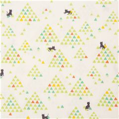 Tissu cru avec des arbres triangulaires et des petits chats noirs Tissu par Japanese Indie