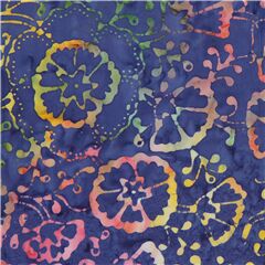 Tissu batik bleu-violet fonc avec des fleurs et la vigne Tissu par Timeless Treasures