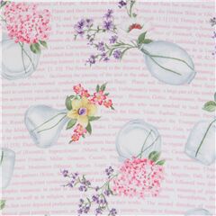 Weier Stoff mit Blumenvasen und Text Stoff von Michael Miller