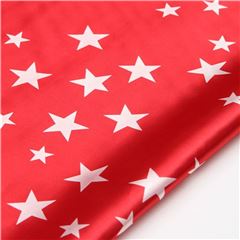 Tissu en satin de polyester rouge avec des toiles blanches Tissu par Kokka