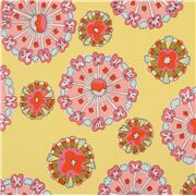 gelber Stoff mit bunten Blumen
