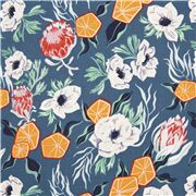 Tissu bleu coton avec des fleurs blanches, rouges et des oranges