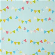 Tissu en popeline de coton bleu avec des fanions multicolores de fête
