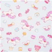 Tissu en coton bleu coeurs licornes blanches avec des accessoires multicolores