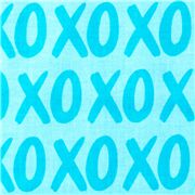 Tissu en coton bleu avec des XOXO