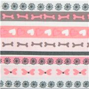 Tissu en coton rose avec des rangées d'os, de fleurs, de coeurs