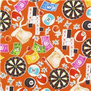 Rote Baumwolle mit Gegenständen zum Thema Spieleabend wie Jacks Darts Kreuzworträtsel