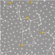 Tissu gris avec l'espace, des constellations, des étoiles