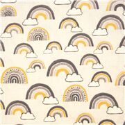 Tissu en coton crème avec d'adorables nuages et arcs-en-ciel jaunes