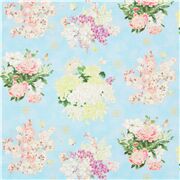 Tela floral azul claro con ramos de flores estilo japonés y adornos metalizados