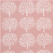 Tissu rose clair par Alexander Henry avec des arbres crème clair