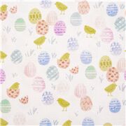 Tissu pastel avec des poussins, des oeufs de Pâques et de l'herbe