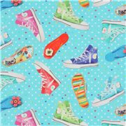 Tissu turquoise avec des baskets et des tongs multicolores