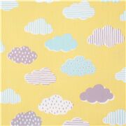 Toile japonaise en coton jaune avec des nuages roses gris et gouttes de pluie