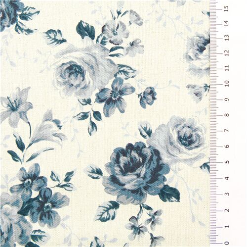 Blaue Rosen und Blätter auf naturfarbenem Canvas-Stoff aus Japan