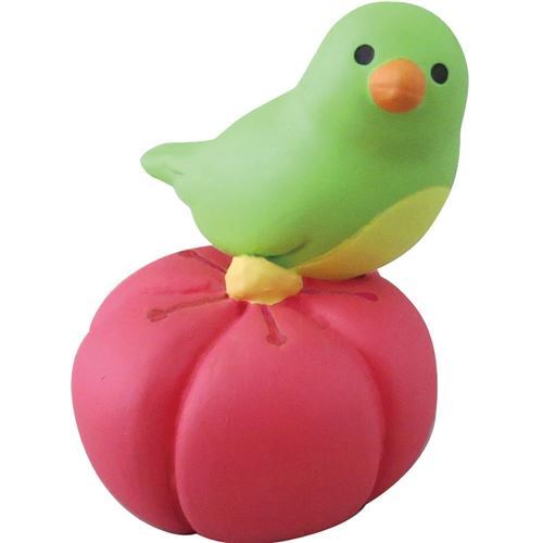 Figurita de pájaro verde con aperitivo snack en forma de flor de Japón -  modesS4u