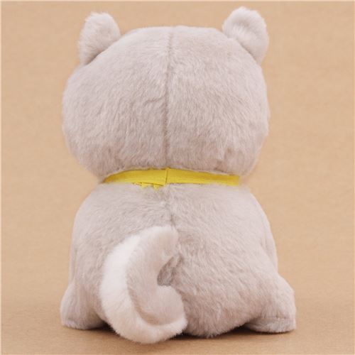 Chien en peluche Mameshiba San Kyodai gris et blanc avec un bavoir vert 3