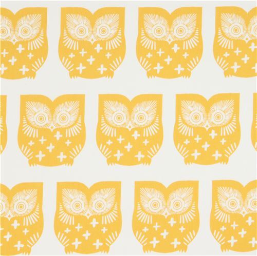 Altweißer Stoff mit senfgelben Eulen von Art Gallery Fabrics Stoff