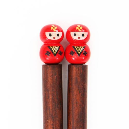 Palillos chinos marrn caoba con figura roja de Kunoichi de Japn