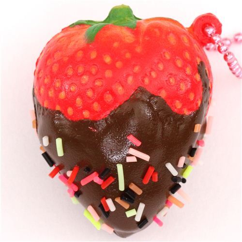Cafe de N   fraise rouge avec un coulis au chocolat & des ppites dcoratives