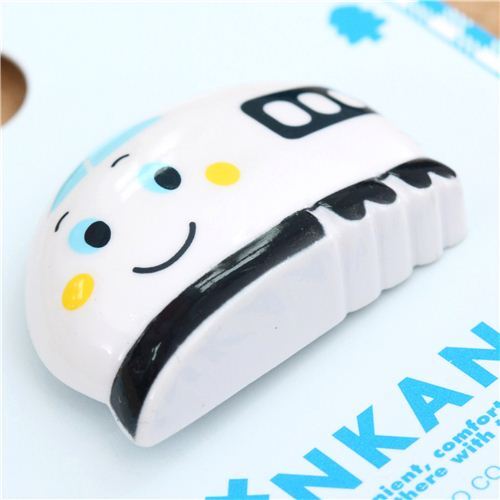 Bouton avec un train aux roues et fentres noires par Sanrio, lunit 2