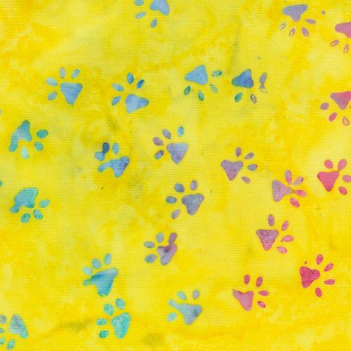 Fat Quarter (50 x 56 cm) - Tela amarilla tipo batik de Timeless Treasures con huellas de zarpa