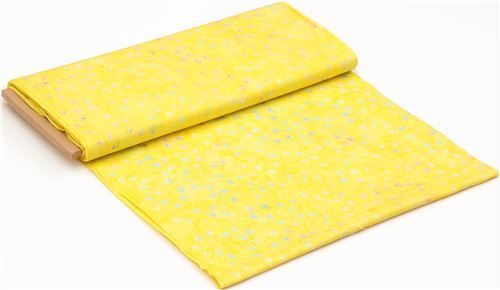 Fat Quarter (50 x 56 cm) - Tela amarilla tipo batik de Timeless Treasures con huellas de zarpa 3